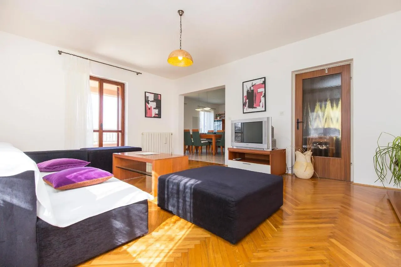 아파트 Apartman Tia 라빈